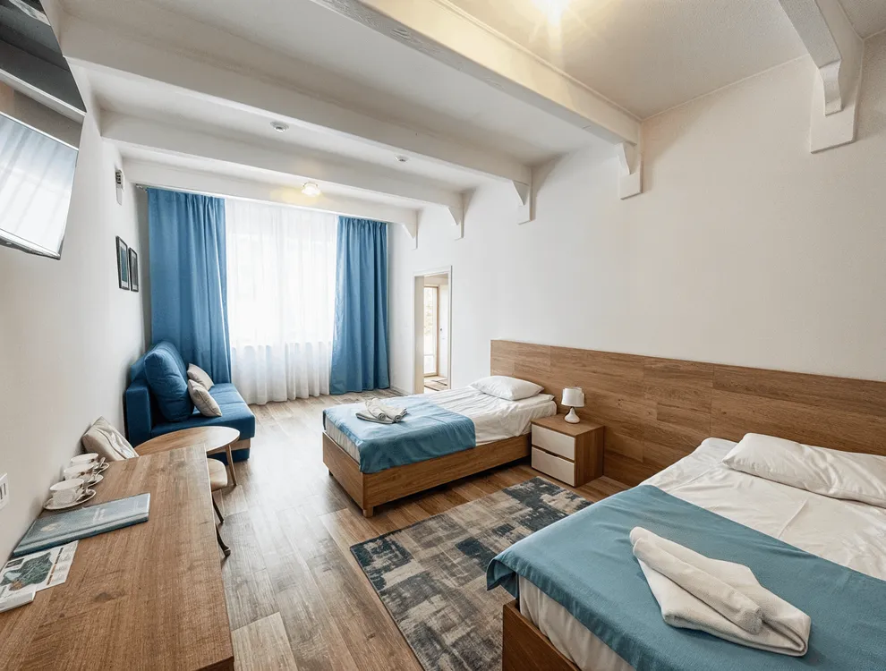 номер с двумя кроватями и шторами, столиком