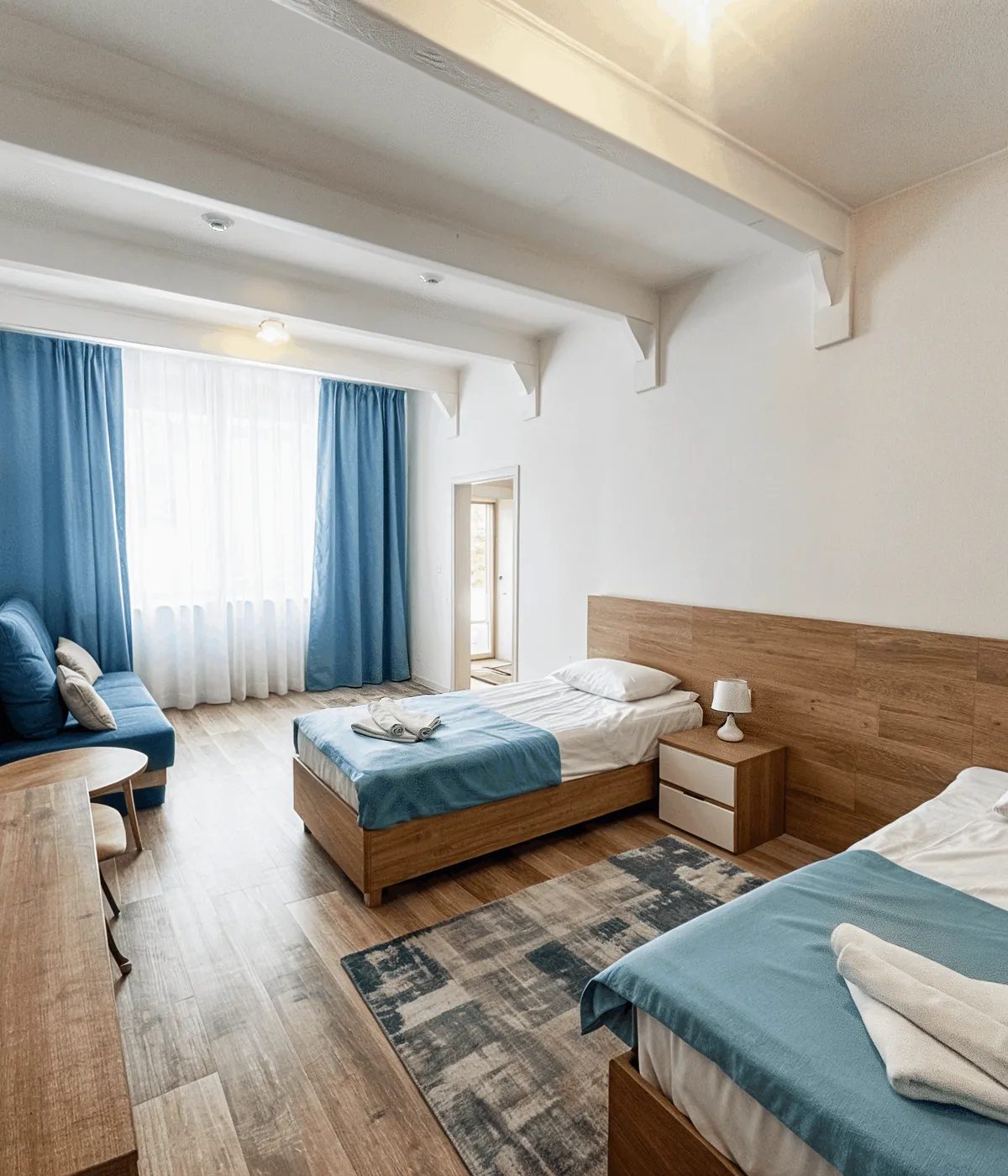 номер с двумя кроватями и шторами, столиком