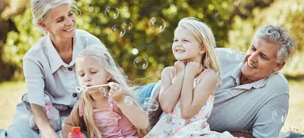 семь на пикнике и дети с мыльными пузырями