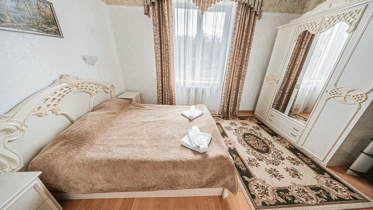 двуспальная кровать с покрывалом