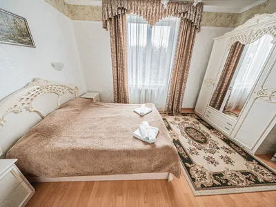 двуспальная кровать с покрывалом