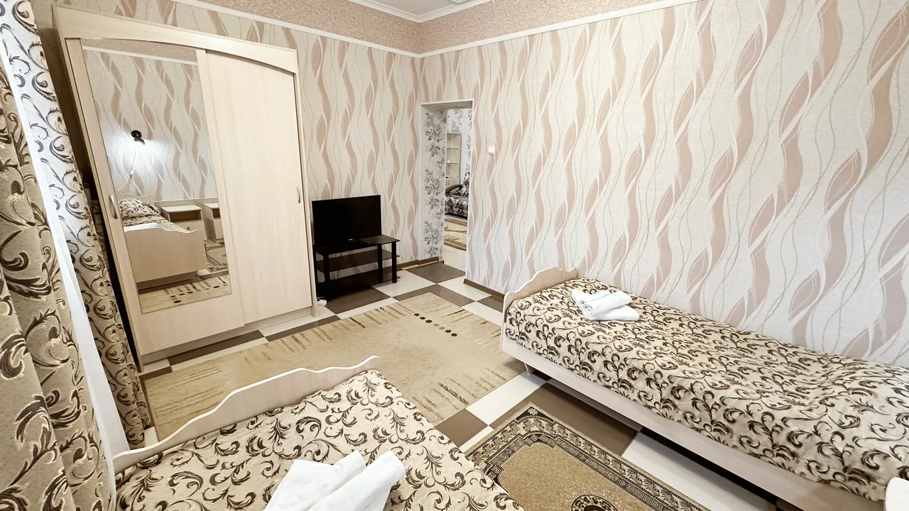 две кровати и шкаф