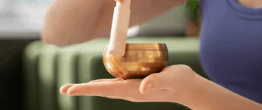 девушка играет на музыкальном инструменте