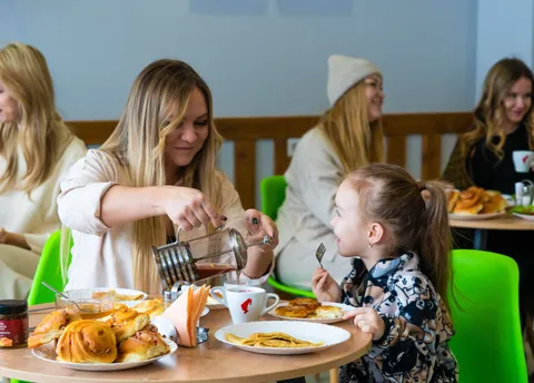 мама с дочкой в кафе