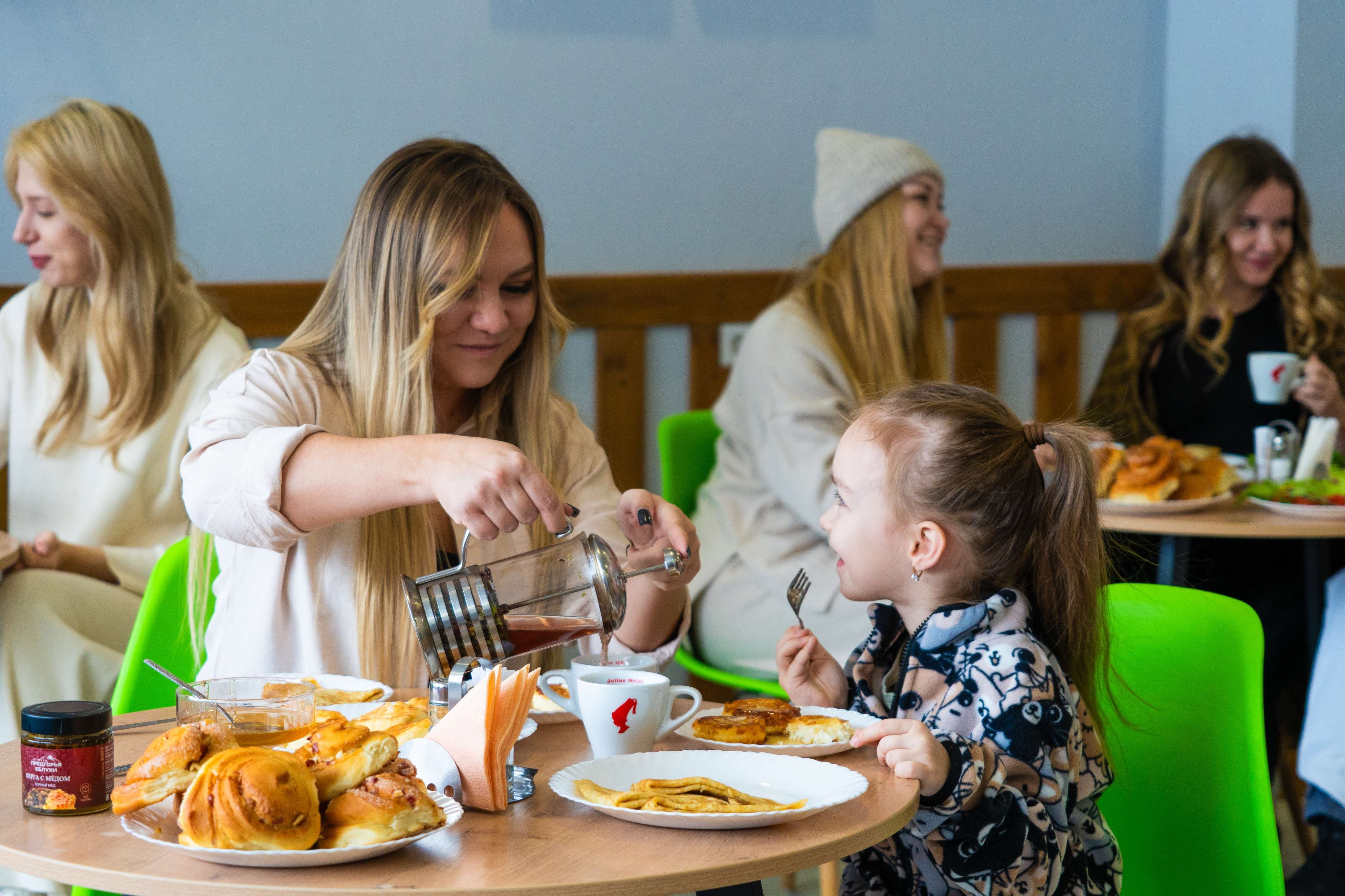 мама с дочкой в кафе