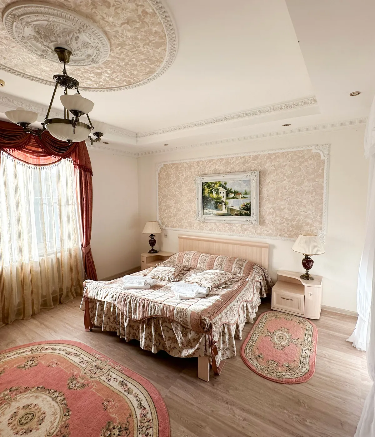 Кровать сбоку