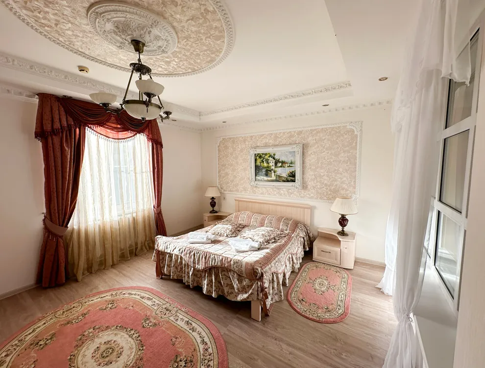 Кровать сбоку