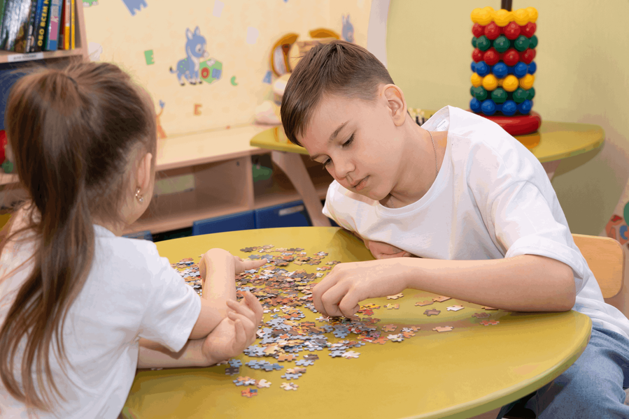 дети играют