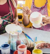 люди раскрашивают посуду