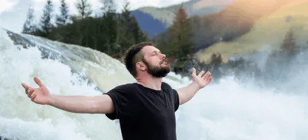 мужчина на фоне водопада