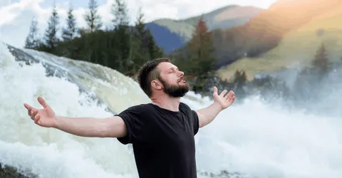 мужчина на фоне водопада