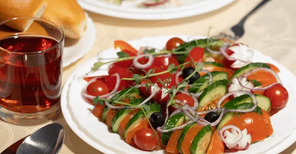 тарелка с салатом