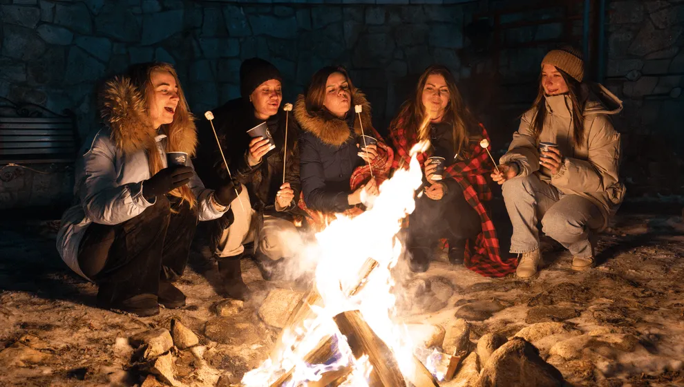 люди сидят около костра