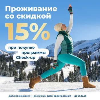 девушка зимой на улице занимается спортом