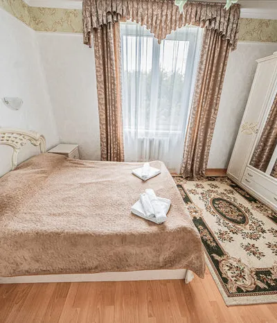 двуспальная кровать и ковер