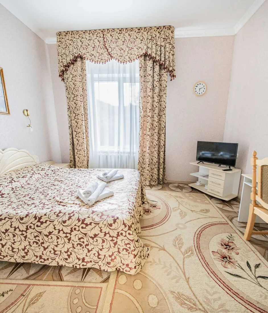 комната с двуспальной кроватью и телевизором