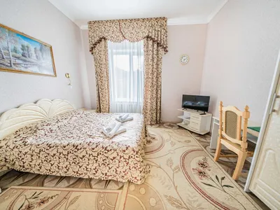 комната с двуспальной кроватью и телевизором