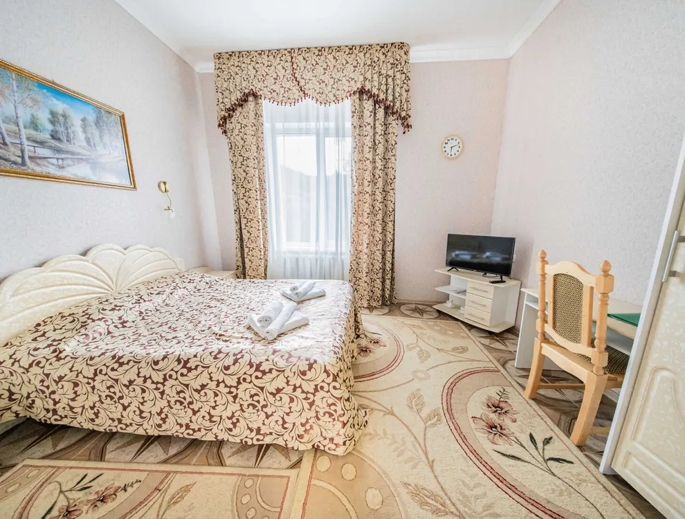 комната с двуспальной кроватью и телевизором