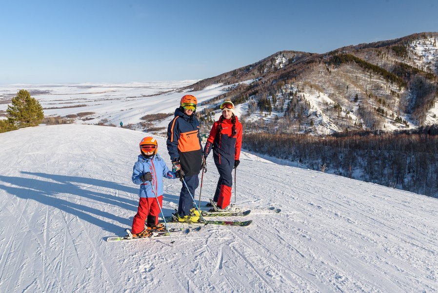 семья стоит на лыжах