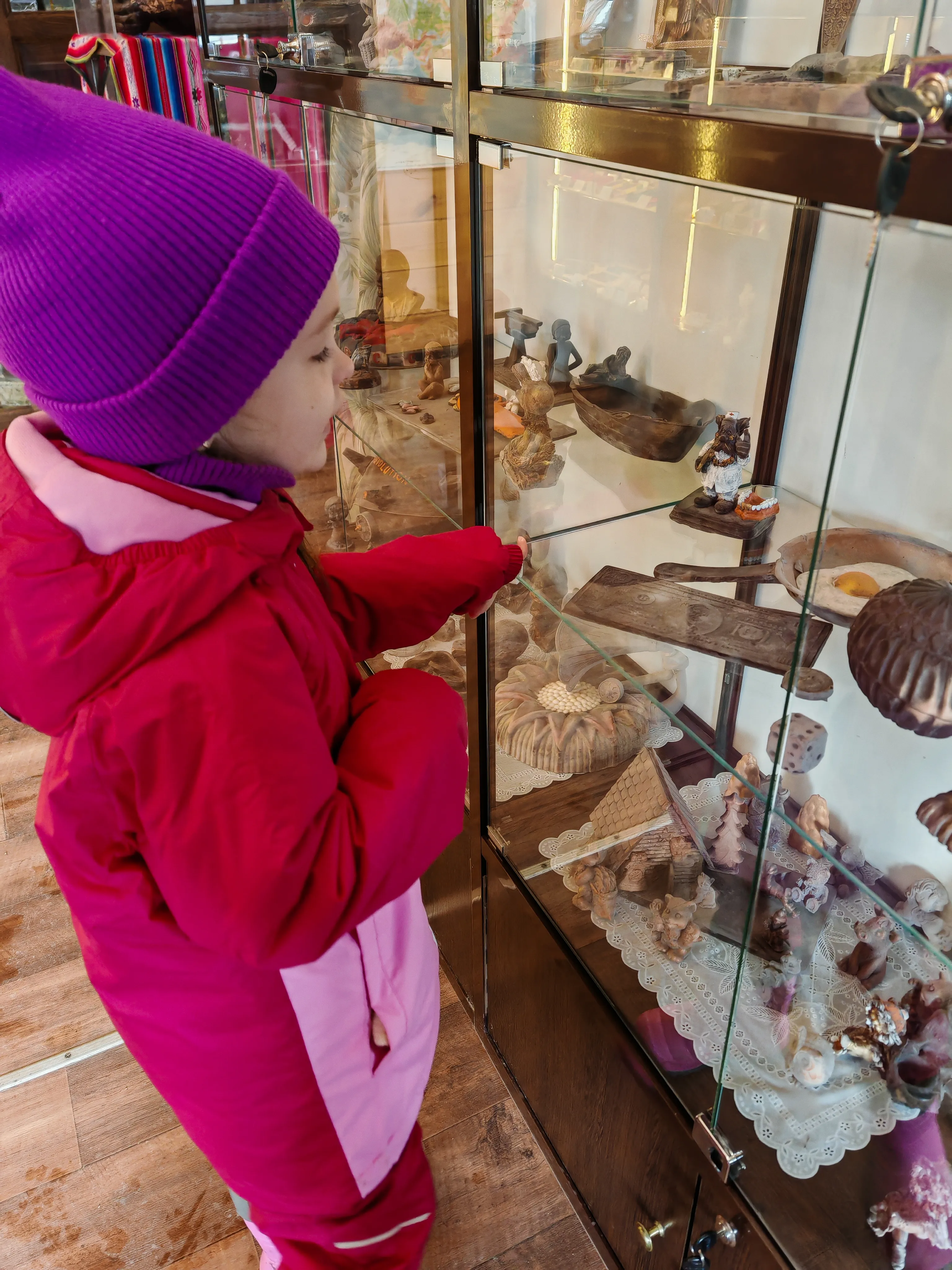 девочка смотрит на витрину