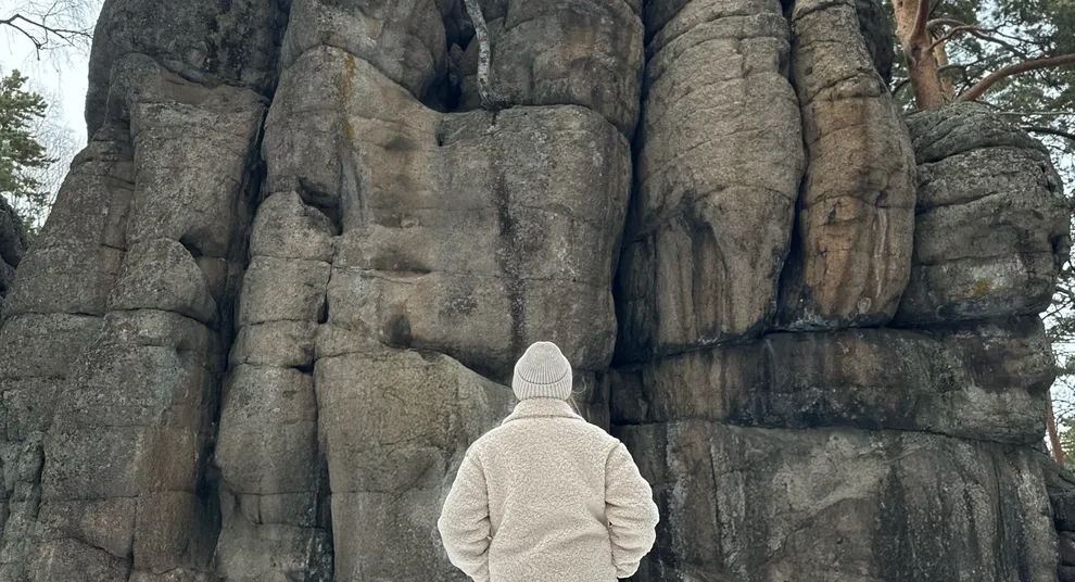 человек напротив скалы