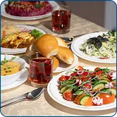 стол наполненный едой