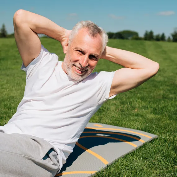 мужчина лежащий на траве