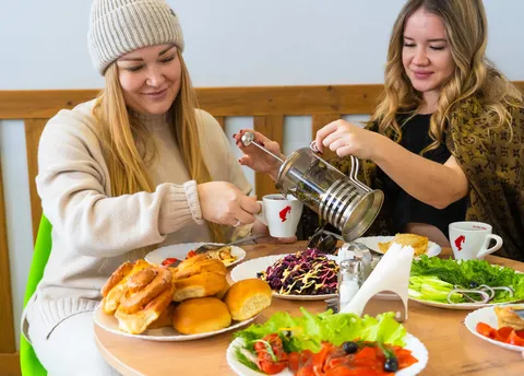 девушки в кафе