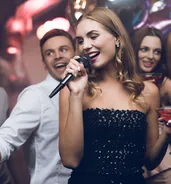 девушка поет