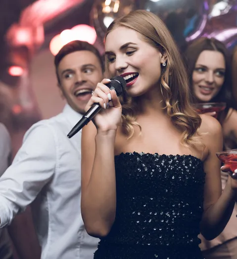 девушка поет