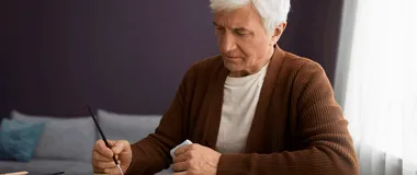 пожилой человек рисует