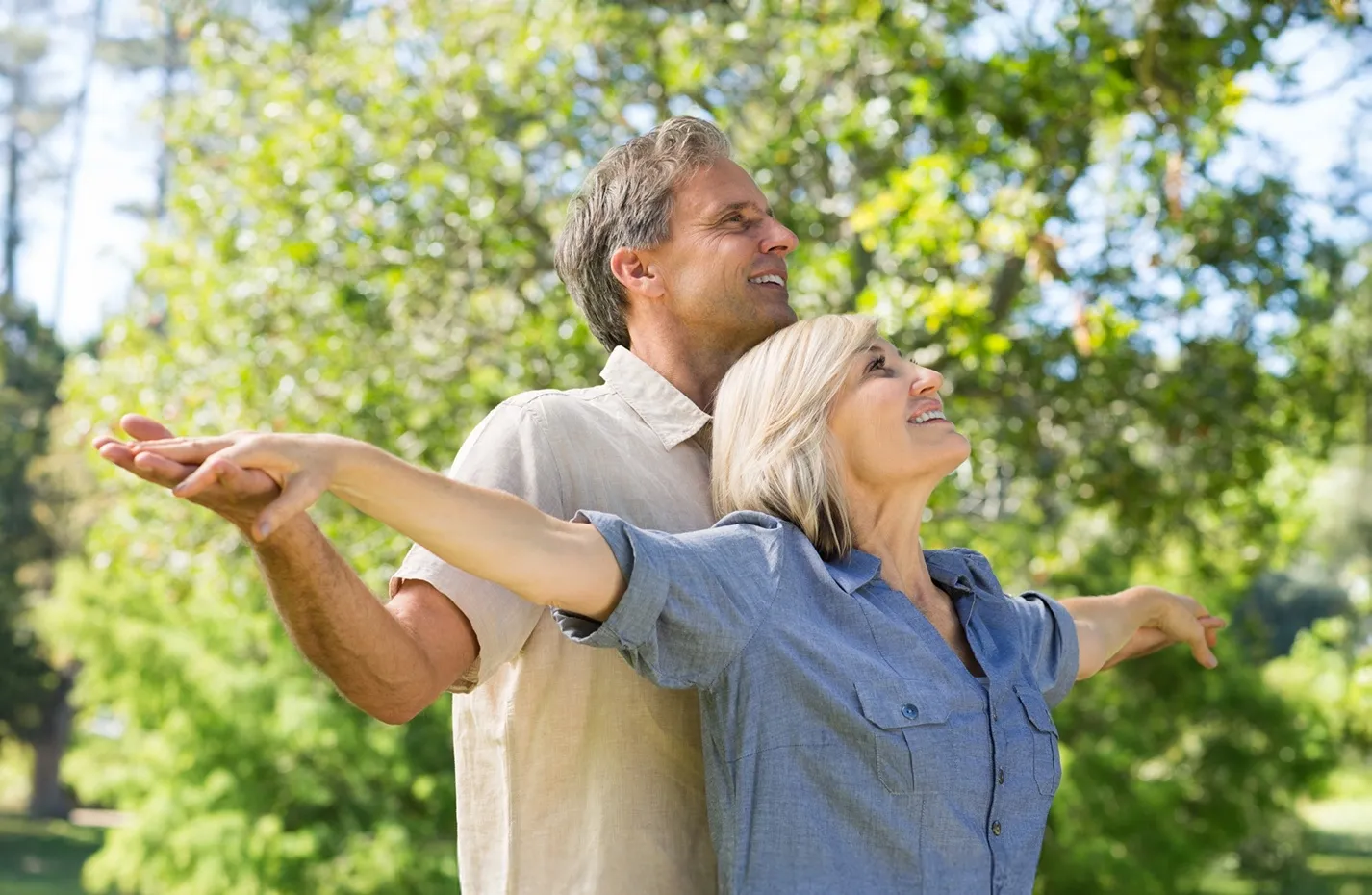 пара занимается йогой