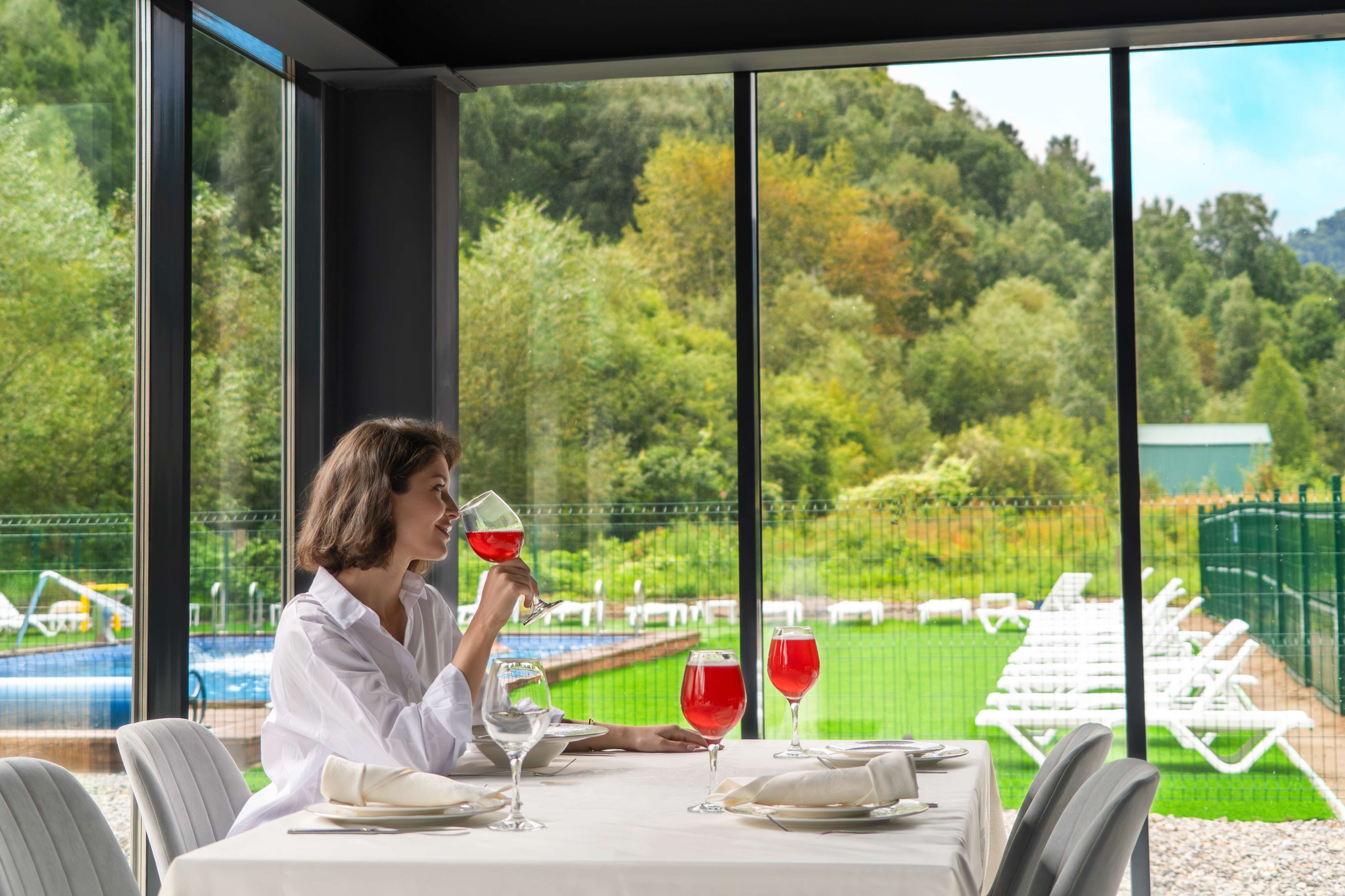 девушка в ресторане