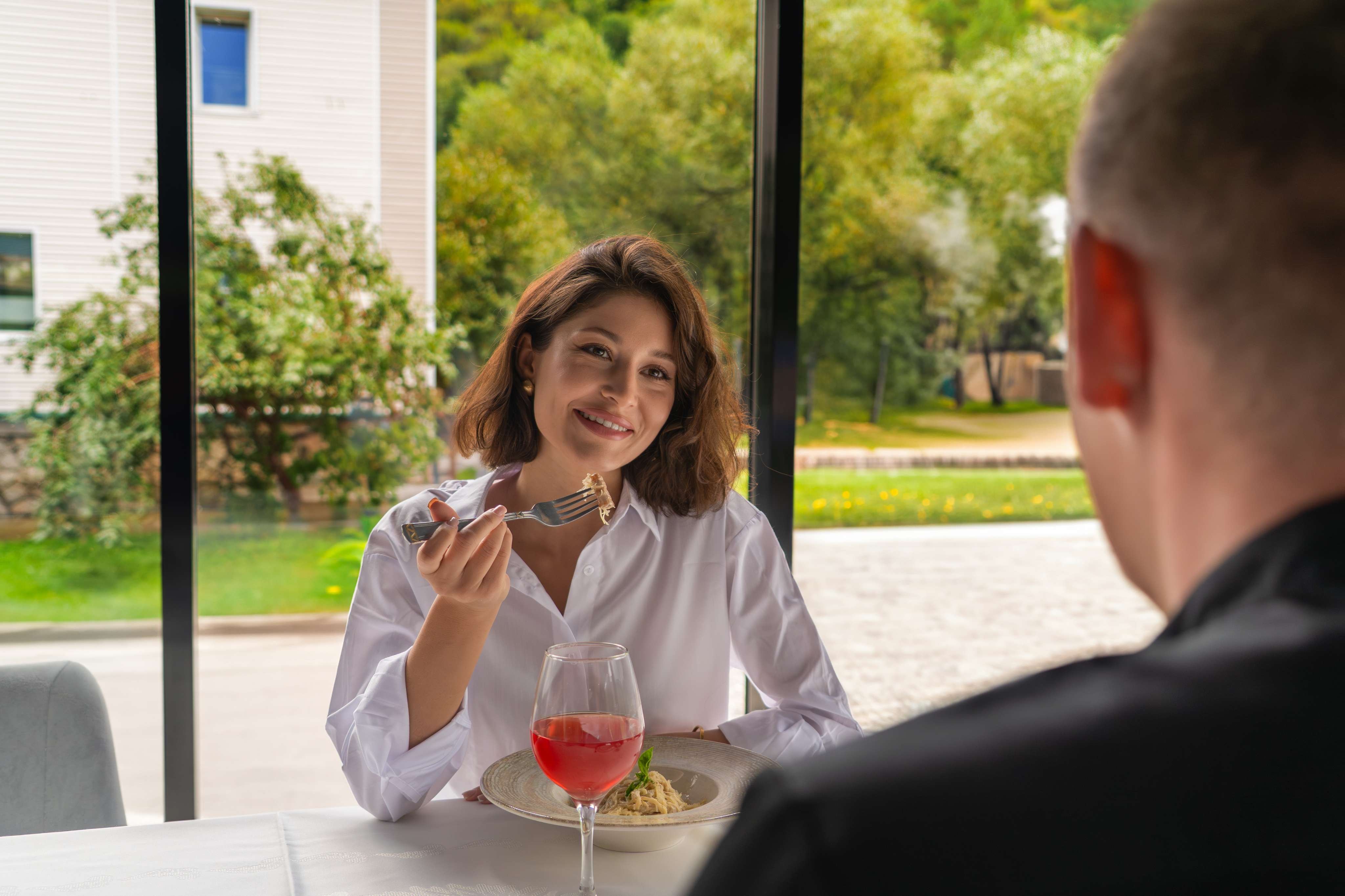 девушка в ресторане с мужчиной