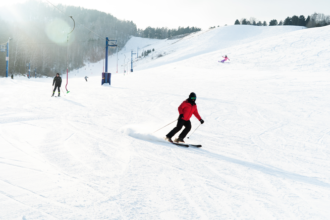 лыжник скатывается со склона
