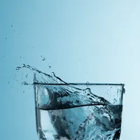 минеральная вода в стакане