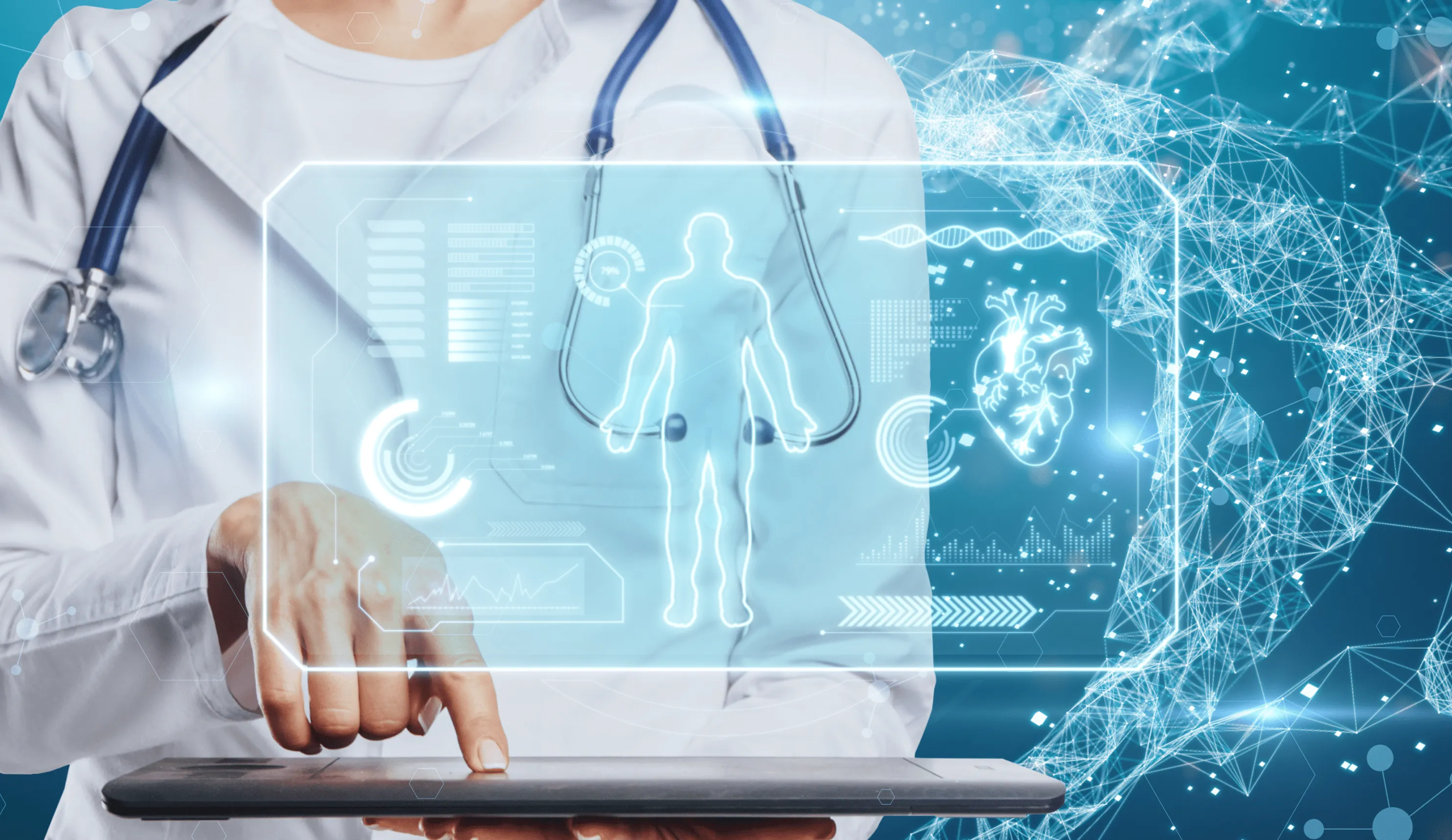 человек смотрит на экран