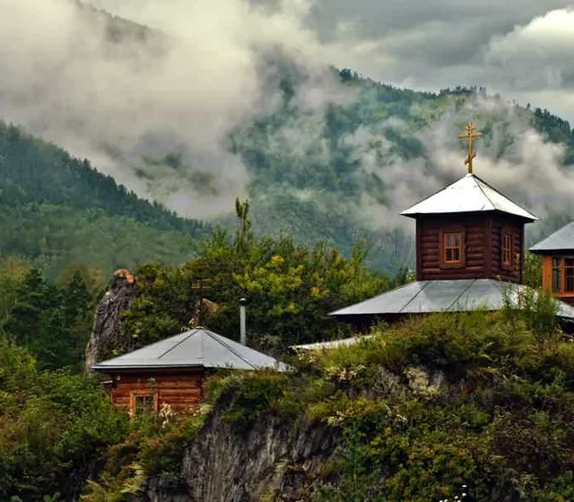 церковь в тумане в горах