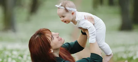 мама держит ребенка на руках