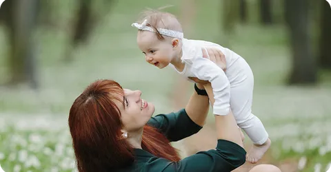 мама держит ребенка на руках