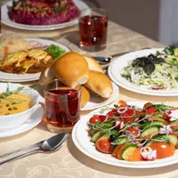 стол с едой