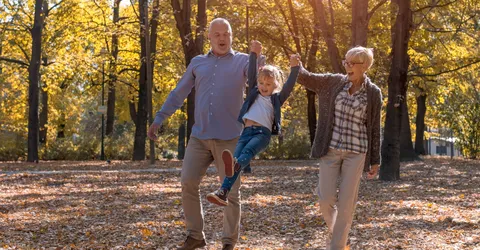 deduska-i-babuska-igraut-s-vnukom-v-parke