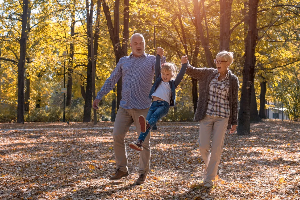 бабушка и дедушка играют с внучкой