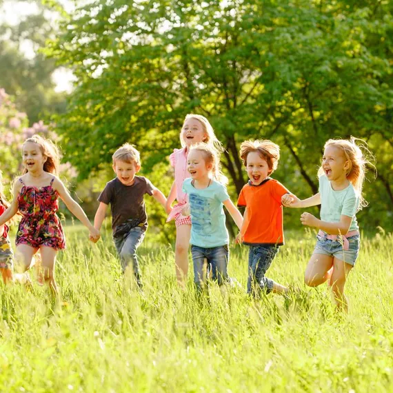 дети бегут по полю