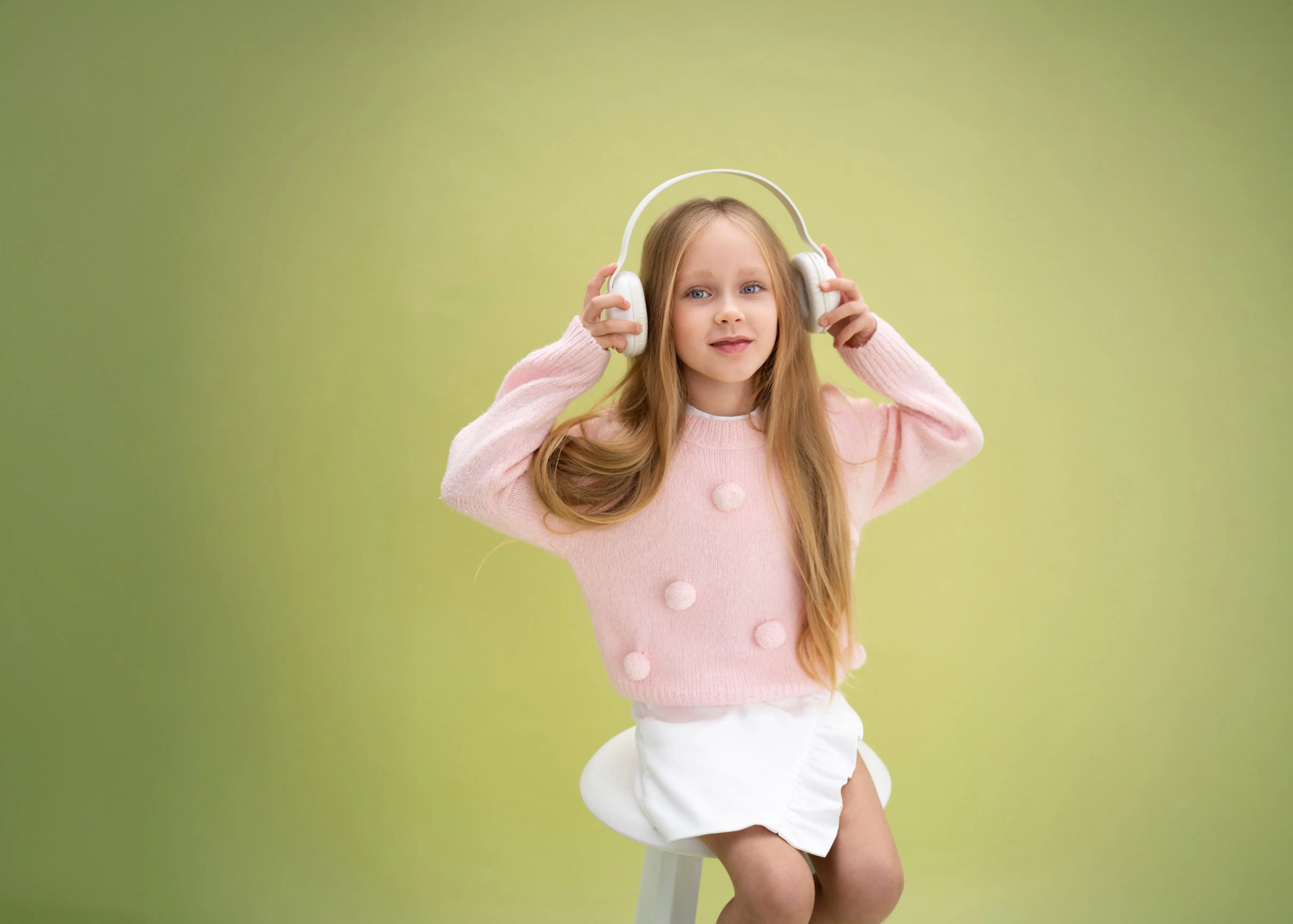 девушка слушает музыку