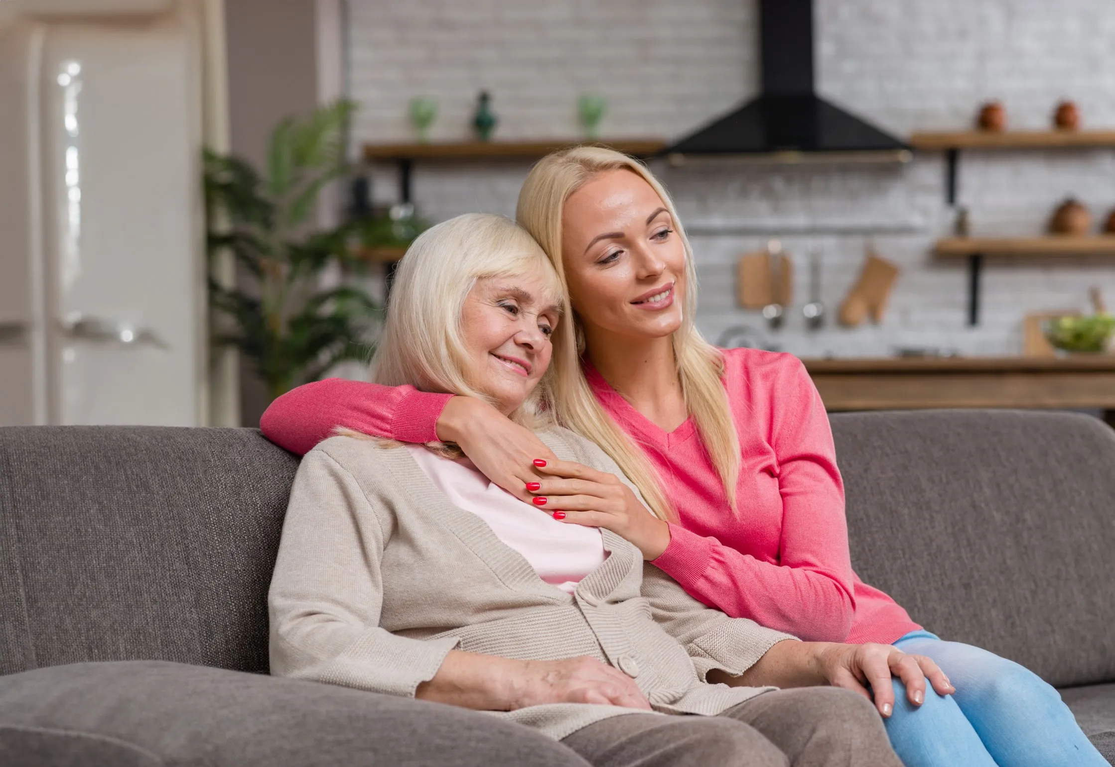 dlinnyi-vystrel-iz-materi-i-doceri-sida-na-divane