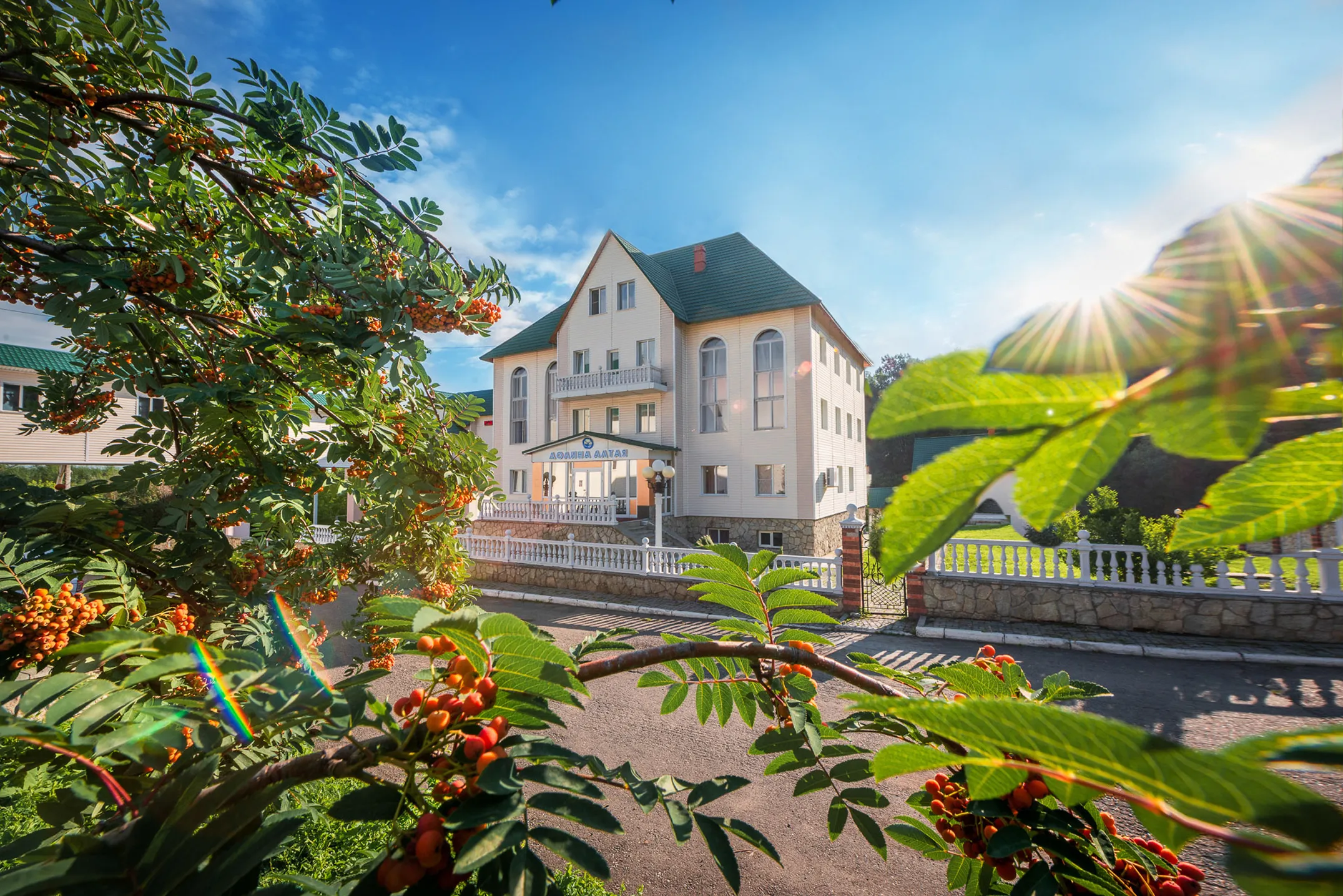 Корпус санатория в солнечном свете