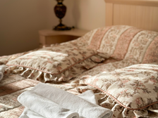 кровать и лампа