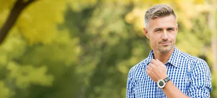 мужчина на фоне деревьев