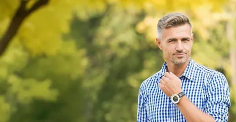 мужчина на фоне деревьев